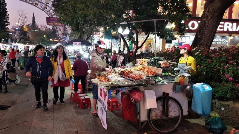 Da Lat night markets street food