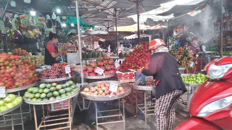 Binh Thuy Market stalls